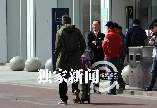 独家:王学兵独自回京皱眉抽烟心情差搜狐娱乐讯(风行工作室