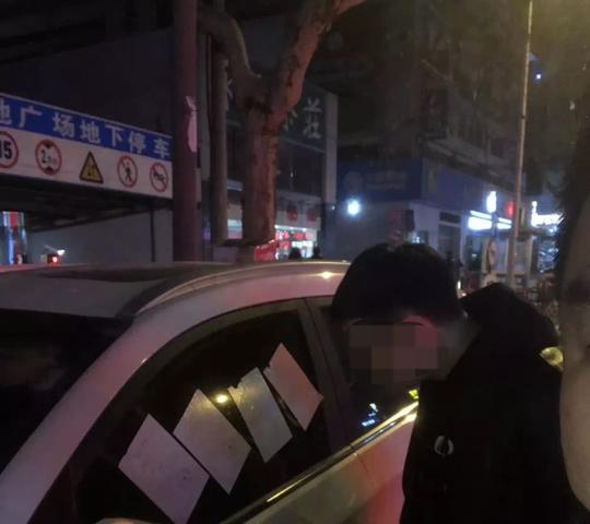 湖北一小车车窗贴满罚单不挪窝网友:太任性!
