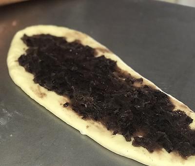 5,抹上适量豆沙馅.