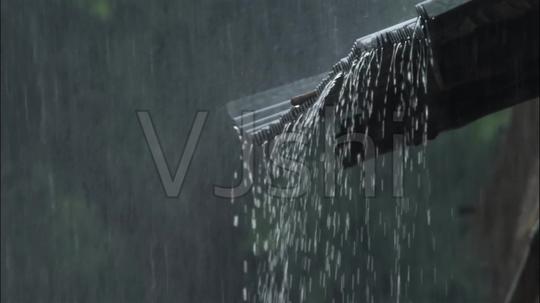 农村乡村屋檐下雨天视频素材_雨水滴落_1920x1080_(:)