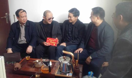 在文山三七市场许顺裕的店铺里,张仁茂关切地问到:生意好不好?