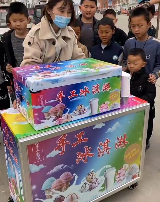 彩虹冰淇淋摆摊车冰糕冰激凌流动网红七彩手工彩虹夏天冷饮设备