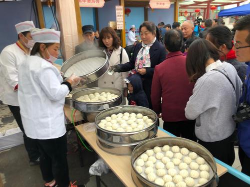 独门生意太火爆10元7个包子一小时卖掉20笼_新浪看点