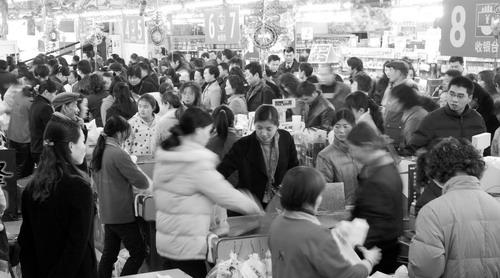 禾城各大超市节日生意旺付款都排起了长队
