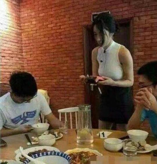 每次朋友带我来这家饭店吃饭都得排队，生意火爆也不是没有原因的