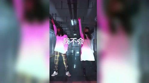 闺蜜俩跳抖音热门“凤舞九天”，舞的还算像那么回事，你们觉得呢
