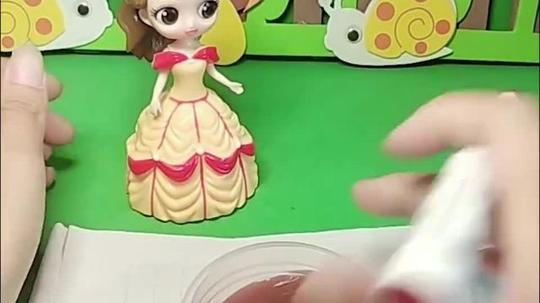 白雪公主和贝儿公主都要画一个棒棒糖,白雪画的好漂亮贝儿不会画,谁会