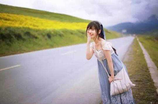 可以让模特在奔跑的瞬间向镜头回眸一笑或是甩动裙摆,开启相机的连拍