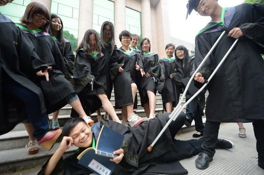 90后大学生穿护士服秀美腿拍搞怪毕业照(图)