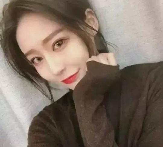 抖音女神温婉强势复出,网友吐槽:胖若两人!忘开美颜不