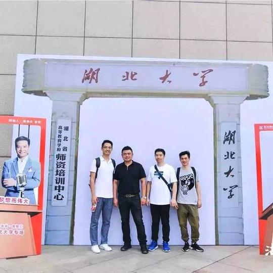 上图为路演项目选手和辅导老师光谷创业咖啡执行总经理宣洁合影2