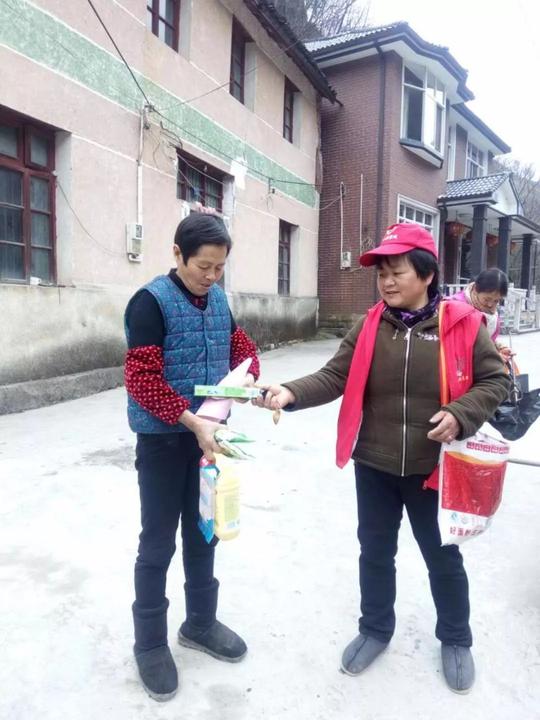 她们是回乡创业女大学生童亚薇的薇薇溪水农家乐和邵林娟的枫树湾农庄