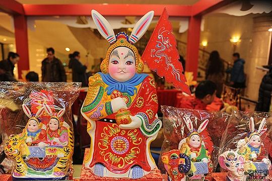 曲剧是以单弦牌子曲为基本素材,接受了民谣民歌,北方曲艺的音调和旋律