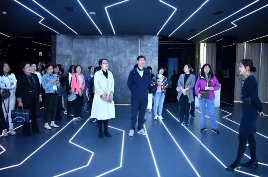 参观成都高新区创新创业服务中心
