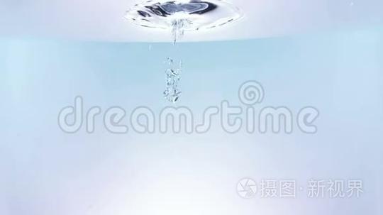 新鲜的气泡溅落到水里，在白色背景上缓慢地喷射，纯净干净短视频