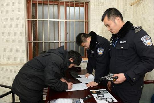 90后男子为向女友炫身份冒充警察网购警官证手铐