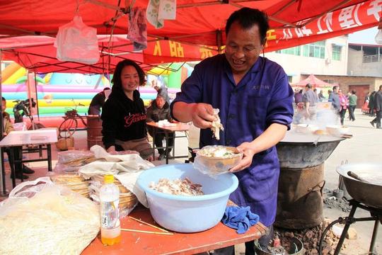 山西运城古稀老人卖羊肉靠1张老脸生意火爆,1天能卖500碗