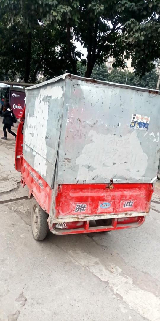 雅迪品牌油电混合山轮车.九成新.带雨棚.适合送快递做小生意.
