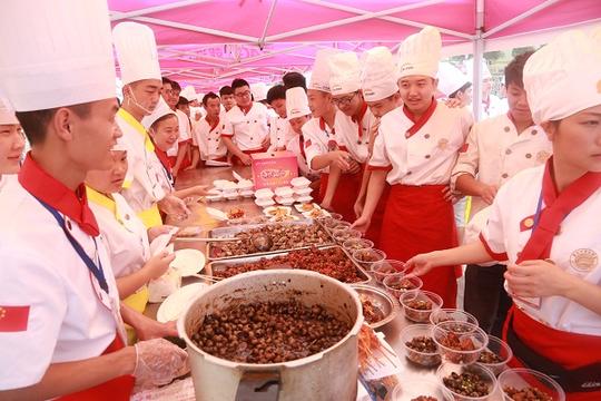 从商铺产品的制作,到商铺产品的推销售卖,其中李建云大师说:"创业大赛