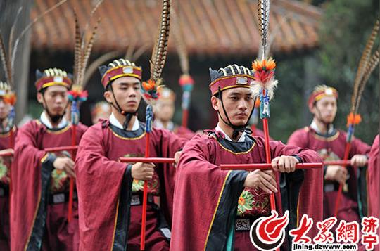 参加祭孔大典的人员身披黄色绶带,行至圣时门前参加孔庙开庙仪式,随后
