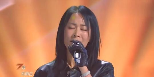那英上台表演两极化，唱歌时天后水准，跳舞时菜鸟水平