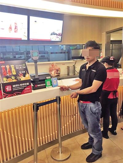 偷换商户收款二维码顾客一扫码,钱进他腰包(组图)