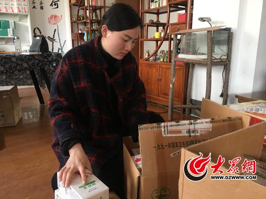 怀孕6个月的韩莹莹经常自己打包发货-辞去老师工作回乡创业,让章丘
