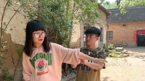 小伙创业成功回家，被前女友拦路嘲笑，不想小伙早已身份不凡