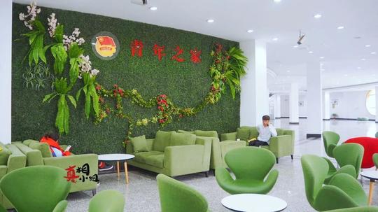 "两瓣"手工鲜茶属于大学生自主创业项目,经常会有同学光顾,还会向"小