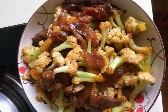 曹炒好菜花菜曹翠花花翠花-香肠炒花菜的做法香肠炒花菜怎么做如何做好吃香肠炒花菜家常做法