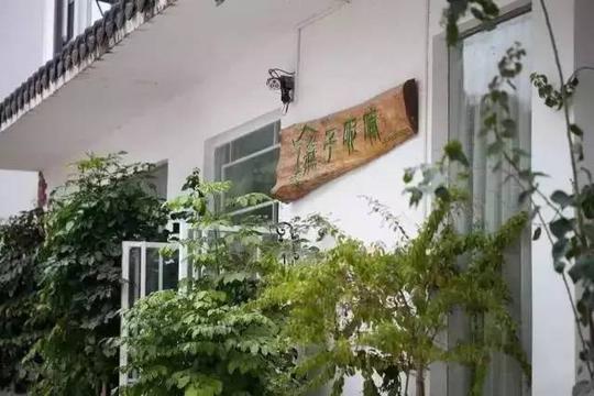 年过半百的梅州阿姨在韶关二度创业,她开在丹霞山的燕子民宿,让每一位