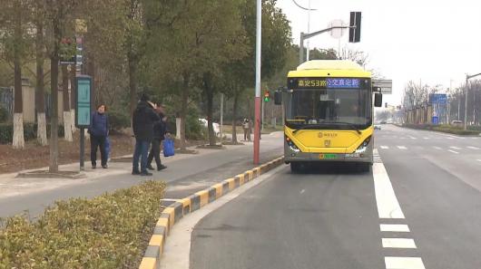在新设立的百安公路恒涛路港湾式公交站内,几位住在附近小区的居民