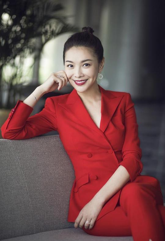 北京台美女主持栗坤辞职，西装配盘发好气质，36岁再创业太佩服