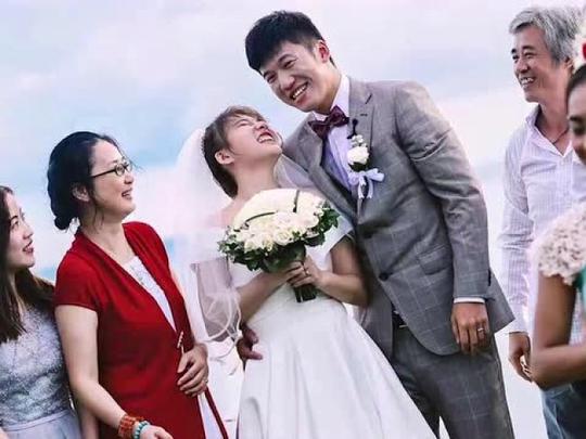 视频:幸福!苏宁张晓彬海岛婚礼甜蜜亲吻羡煞旁人,时长约57秒
