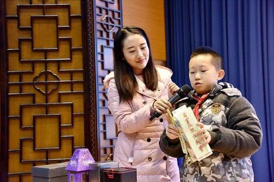 图说:王漉枷在开学典礼上教同学们制作有害垃圾收纳盒周锡雷摄