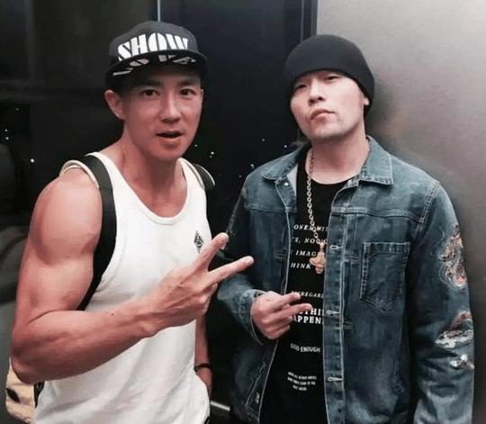 曾创业失败到身无分文，结婚后求子艰辛，如今幸福得让周董都羡慕