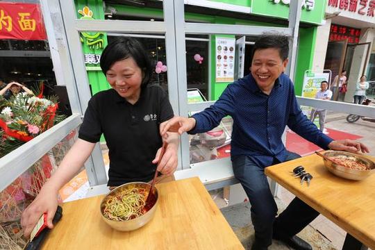 大学生创业卖小面，一年连开9家店，年盈利超600万，模式值得借鉴-第3张图片