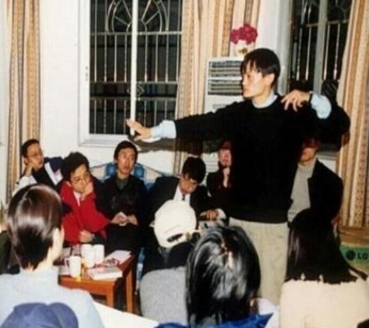 从照片里马云&lt;/strong&gt;的姿势就可以知道为什么他后来喜欢打太极拳了,马云当年