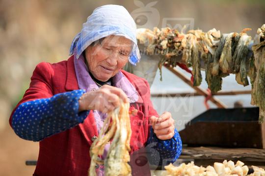 78岁的石光英老人在巴东冷门蔬菜生意不冷图片库镜头看世界