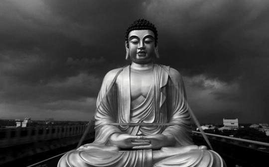 你好，打工人!《大佛普拉斯》黑白与彩色，两个世界的对比，小人物的心酸，无声配乐剪辑