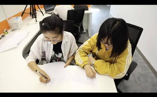 一分钟团队一分钟团队的小伙伴在认真整理视频素材这里有一群爱画画