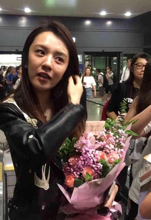 抖音现王晓晨在机场被“堵”,胡歌轻松躲过人群,网友:好计谋