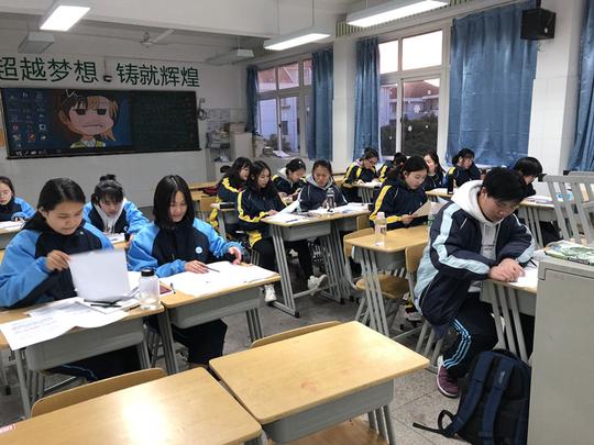 同学们在认真学习_副本.jpg