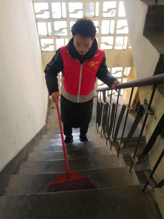 活动现场,来自成都石室中学和成都树德中学的5名高中生志愿者和社区