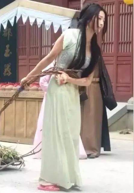 抖音“最美跑龙套”火了，校花出身仍在努力，网友:太拼了!