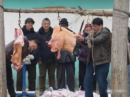 驻马店退伍军人创业十载,过年为全村贫困户分肉送大米!