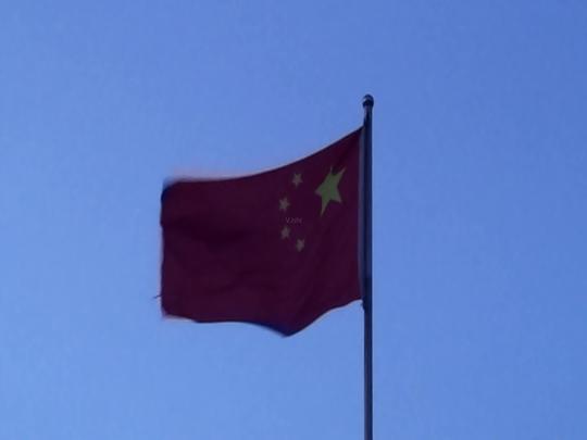 4k实拍清晨蓝天红旗飘扬视频_2880x2160_高清视频素材