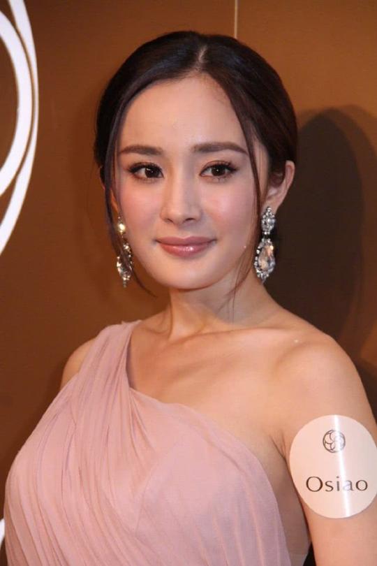 杨幂罕见露背装超性感，紧身礼服上围傲人，身材超惹火