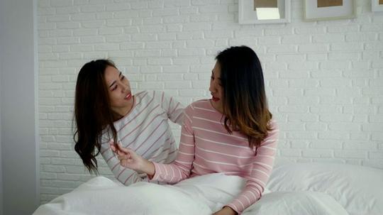 合伙,说话,床,女人视频素材_id:5160819