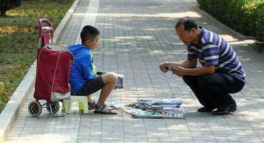 初二男生兼职摆摊8天盈利近2万，创业成本仅800，网友:奇才